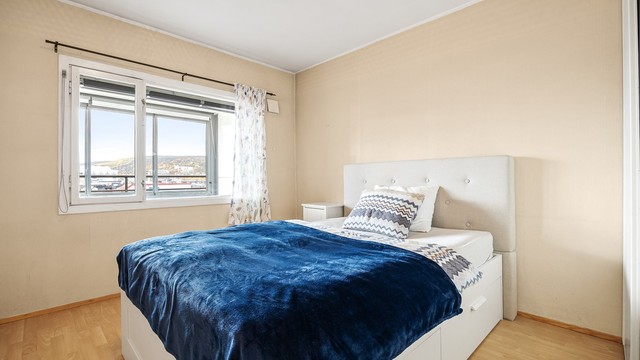 Soverommet har god plass til dobbeltseng og har en innebygget skyvedørsgarderobe i hvit utførelse.