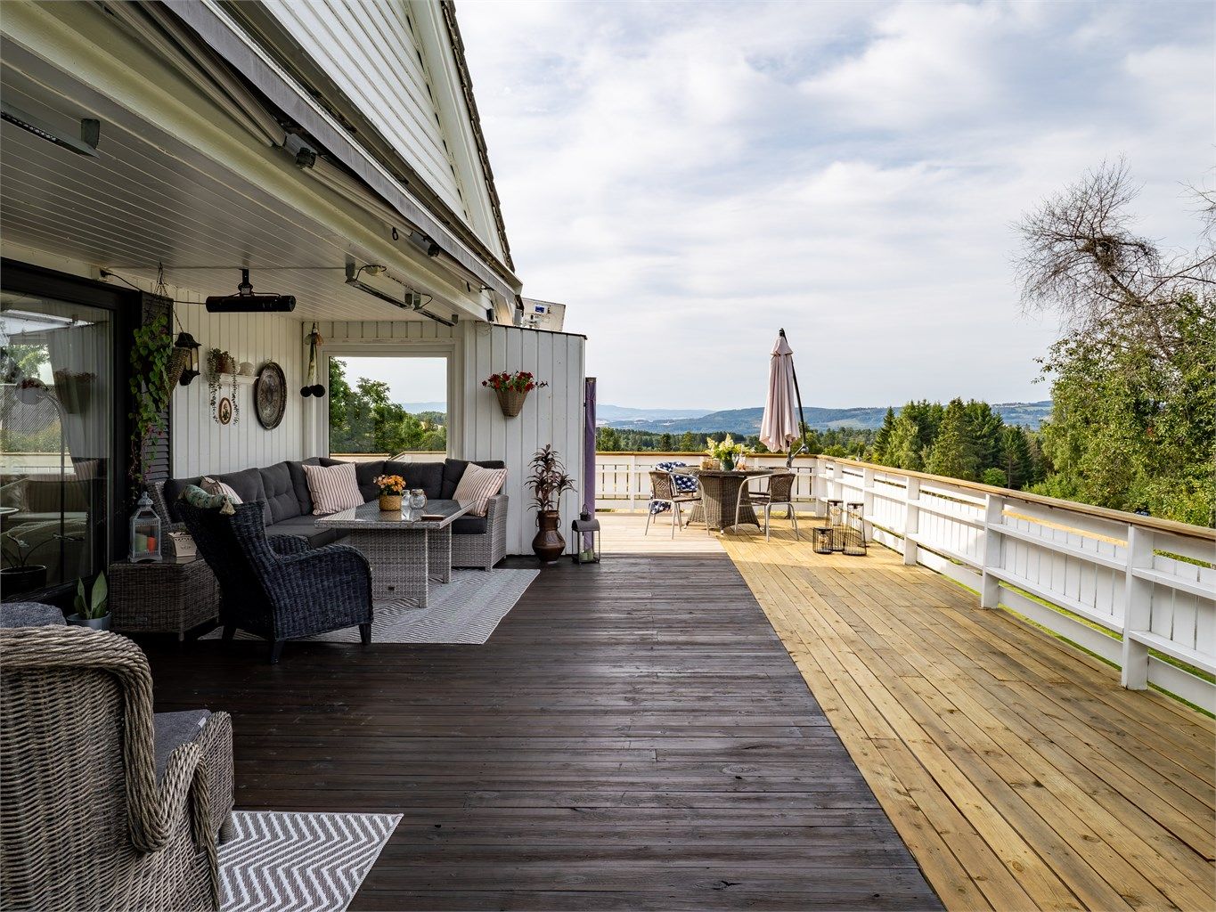 Rundt boligen er det hele 132 kvm med terrasse og platting slik at du kan oppholde deg på uteplassene og nyte solen gjennom hele dagen.