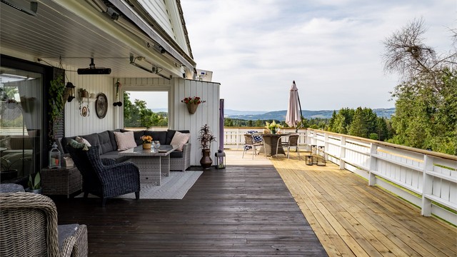 Rundt boligen er det hele 132 kvm med terrasse og platting slik at du kan oppholde deg på uteplassene og nyte solen gjennom hele dagen.