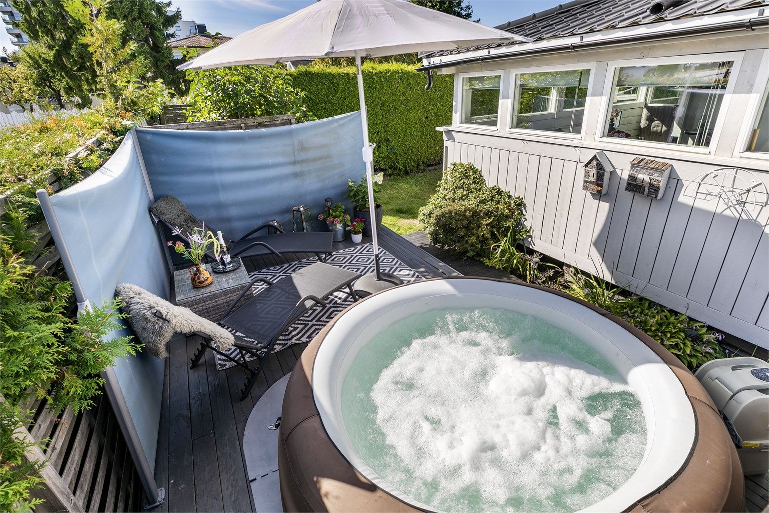 Hagen og de øvrige utearealene er meget godt skjermet fra omgivelsene. Basseng medfølger ikke, men illustrerer mulighetene.