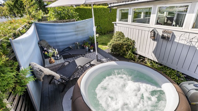 Hagen og de øvrige utearealene er meget godt skjermet fra omgivelsene. Basseng medfølger ikke, men illustrerer mulighetene.