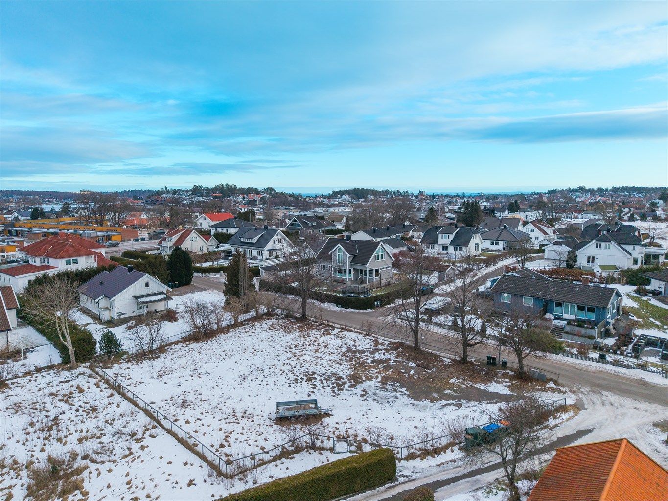 Tomten ligger attraktivt til i rolig område i et veletablert og familievennlig boligområde på Føynland. 
