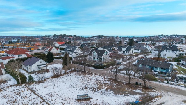 Tomten ligger attraktivt til i rolig område i et veletablert og familievennlig boligområde på Føynland.
