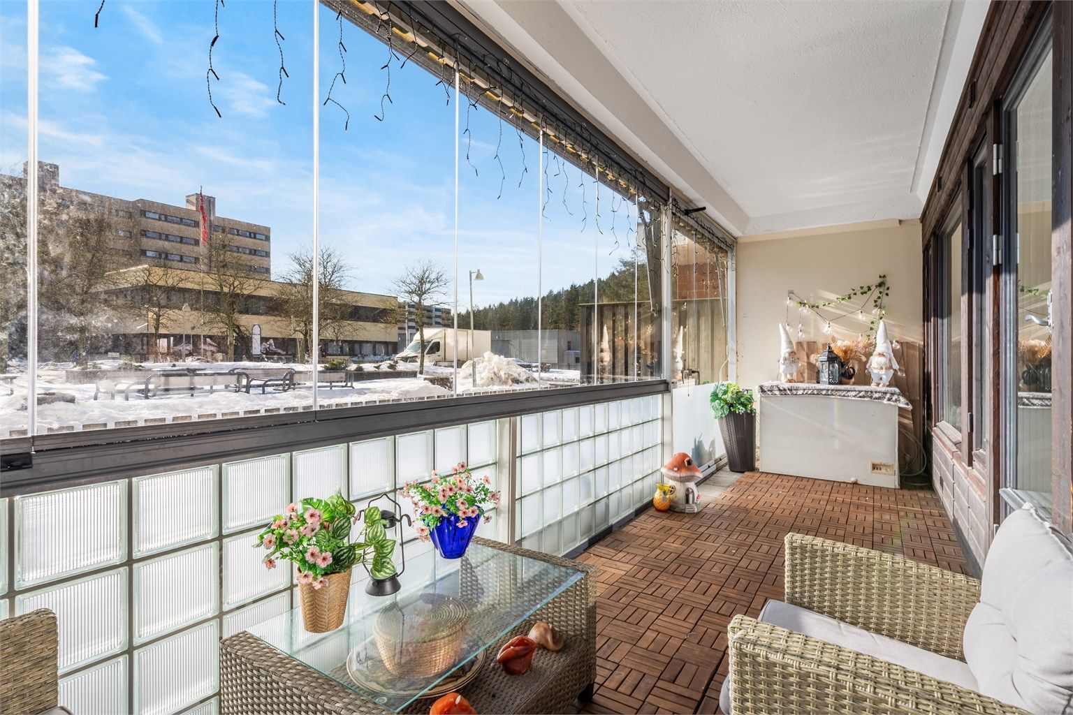 Solrik, overbygget og innbygget terrasse gjør at dagene og kveldene kan nytes hele året.