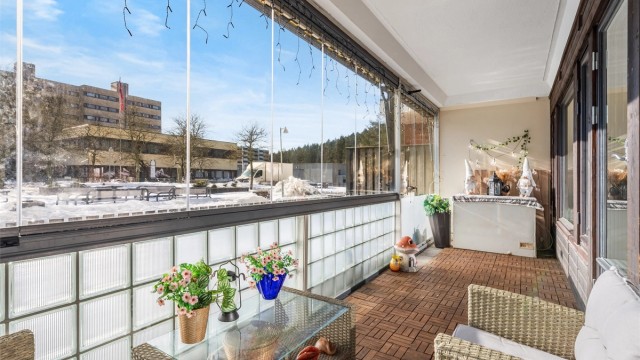 Solrik, overbygget og innbygget terrasse gjør at dagene og kveldene kan nytes hele året.