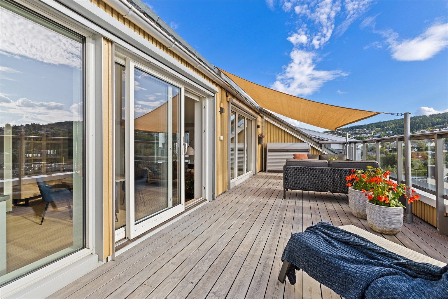 Stor, vestvendt terrasse på 27 m² med fantastiske sol- og utsiktsforhold