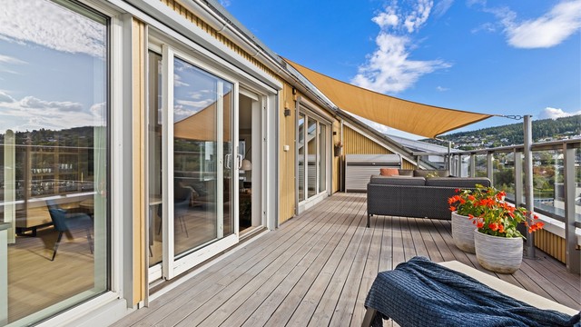 Stor, vestvendt terrasse på 27 m² med fantastiske sol- og utsiktsforhold