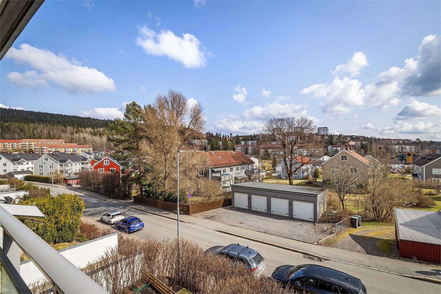 I følge selger skinner solen på balkongen fra soloppgang til ca. 14.00 midtsommers