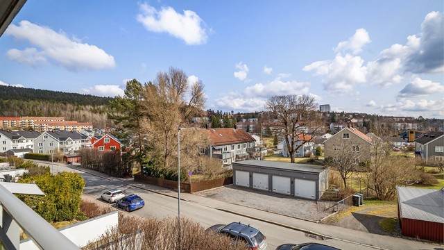 I følge selger skinner solen på balkongen fra soloppgang til ca. 14.00 midtsommers