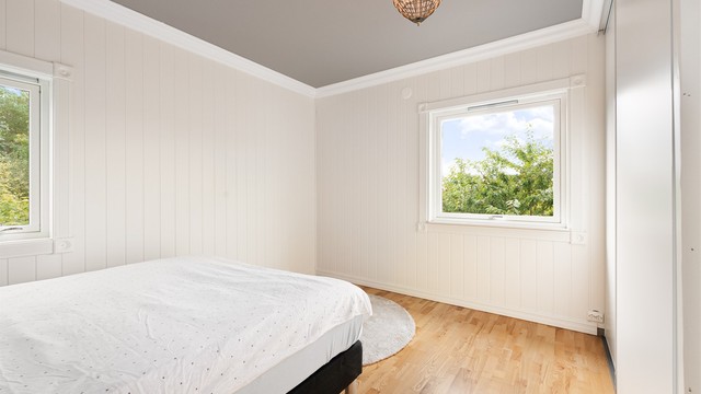 Soverom 1 i hovedetasjen med skyvedørsgarderobe