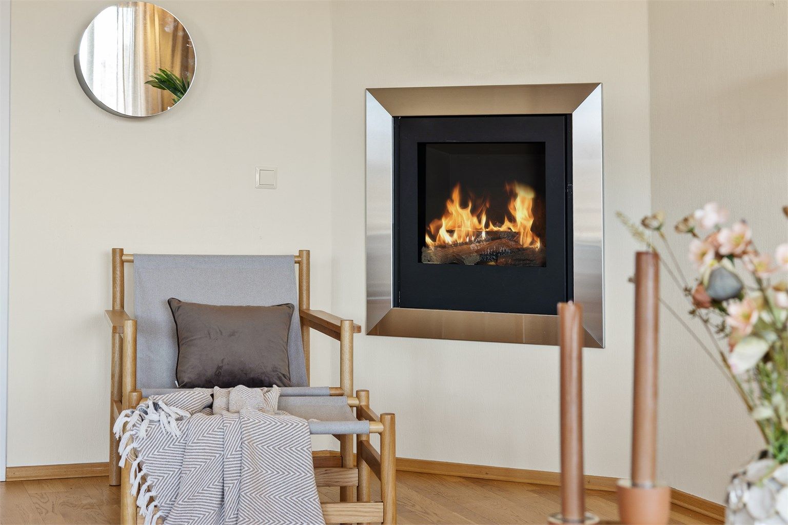 I stuen er det gasspeis for ekstra varme og hygge på kjølige dager.