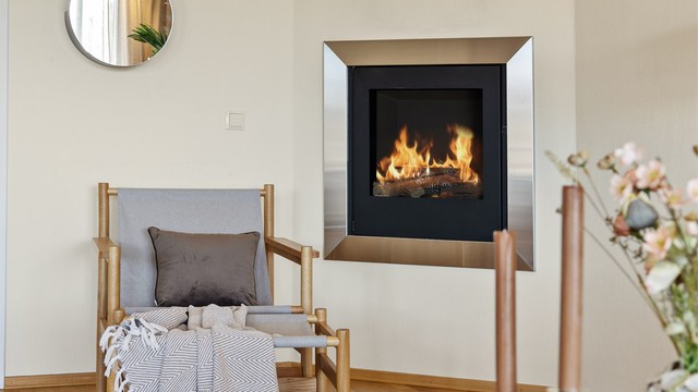 I stuen er det gasspeis for ekstra varme og hygge på kjølige dager.