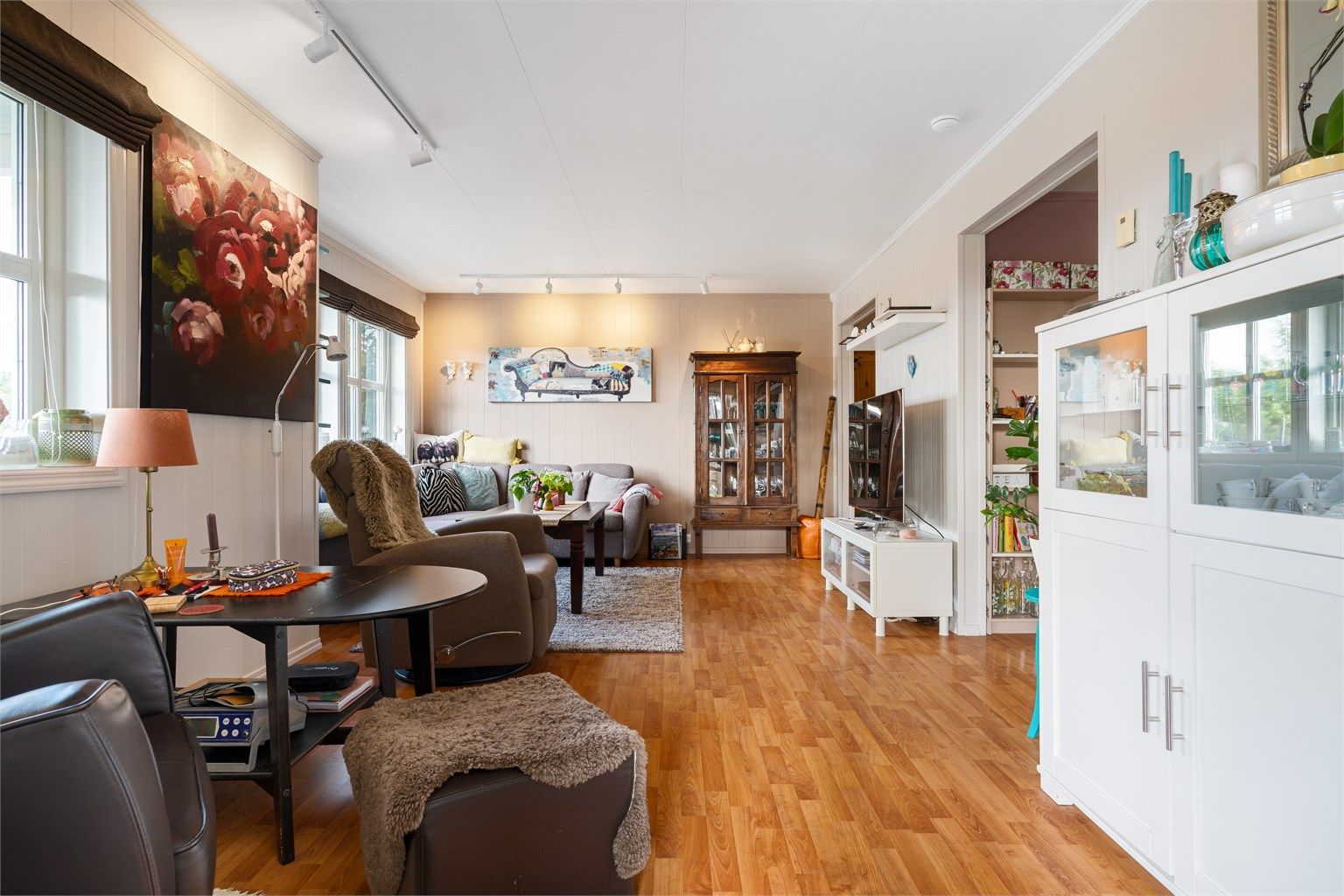 Romslig og lys stue på hele 21 kvm med tilhørende kjøkken på 10,5 kvm.