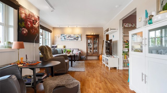 Romslig og lys stue på hele 21 kvm med tilhørende kjøkken på 10,5 kvm.