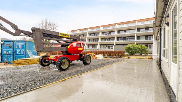 Leiligheten får fin terrasse på bakkeplan med svært gode solforhold fra kl. 13:00-22:00 sommerstid