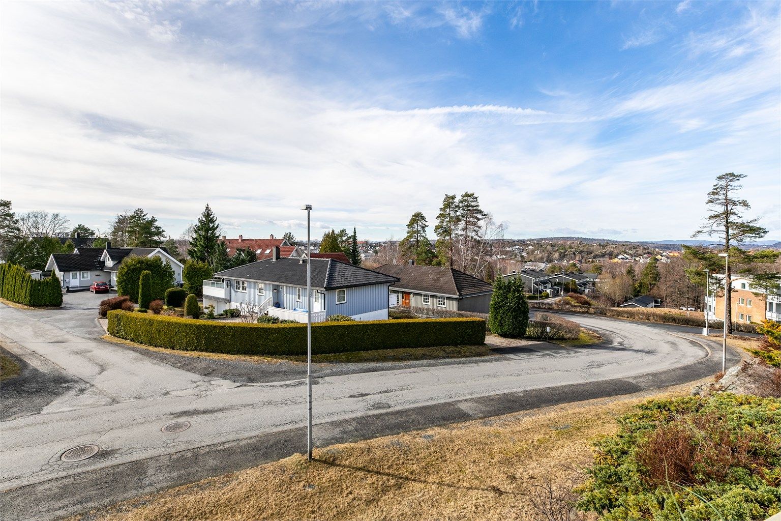 På den luftige verandaen sees vid utsikt i vestlig retning.
Fotograf; Børge Oppegård.