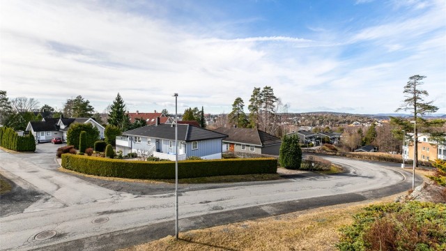 På den luftige verandaen sees vid utsikt i vestlig retning.
Fotograf; Børge Oppegård.