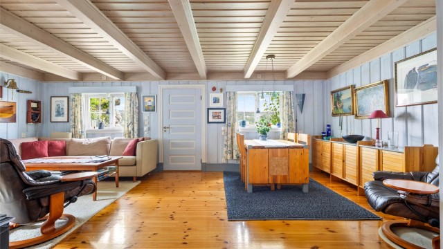 "Rullebua" i Skålen har plass til både sofagruppe og spisebord, med vinduer som vender ut mot hagen og sjøen.