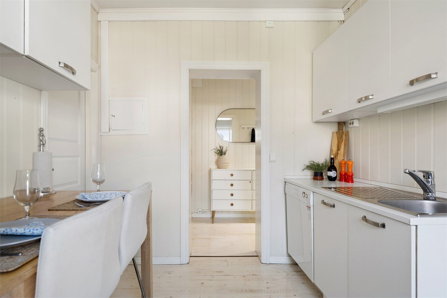 Her er det godt med både arbeidsflate og oppbevaringsplass.