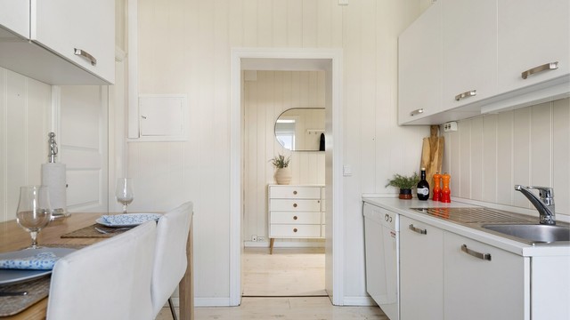 Her er det godt med både arbeidsflate og oppbevaringsplass.