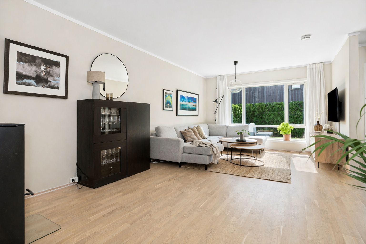 Stuen har fine møbleringsmuligheter og her er det god plass til bl.a. skjenk, kommode, planter eller det du måtte ønske. 