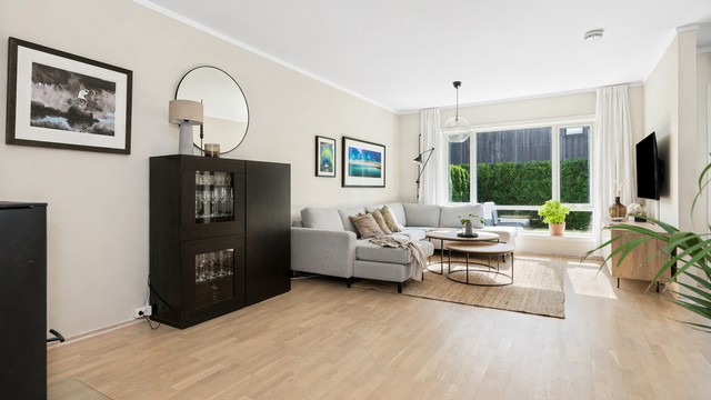 Stuen har fine møbleringsmuligheter og her er det god plass til bl.a. skjenk, kommode, planter eller det du måtte ønske.