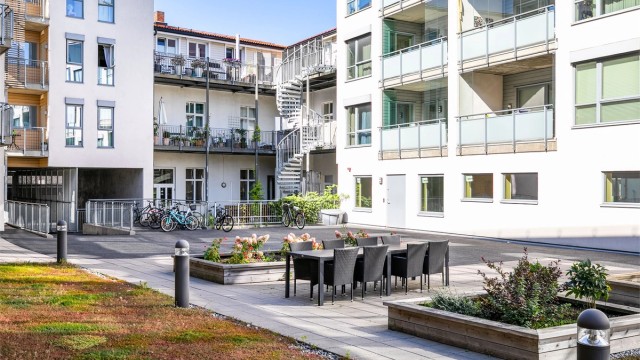 Gårdsrommet er avlåst med port og tilrettelagt for sykkelparkering.
