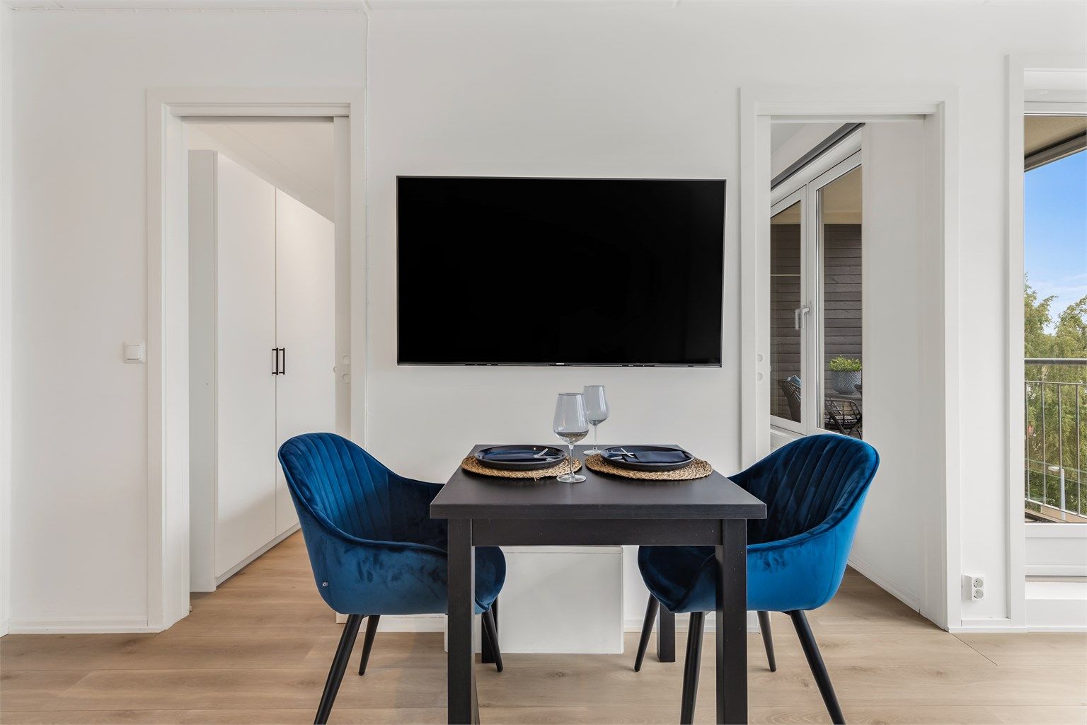 Laminat på gulv, malte vegger og malt himling