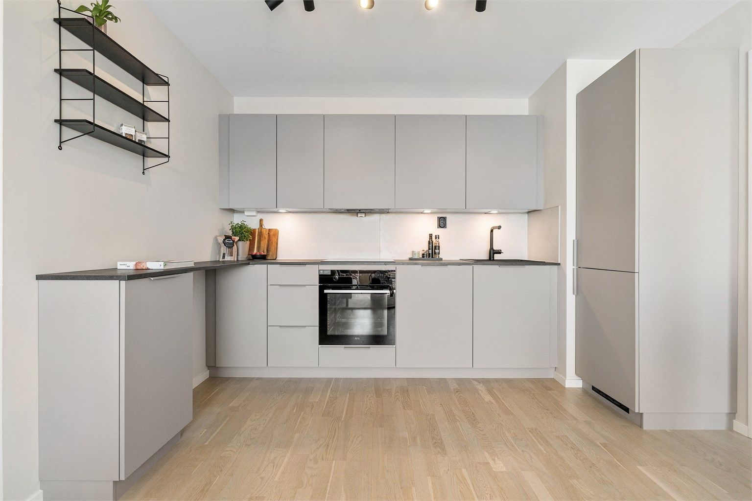 Kjøkkenet er utstyrt med komfyrvakt og automatisk vannstopper for ekstra trygghet.