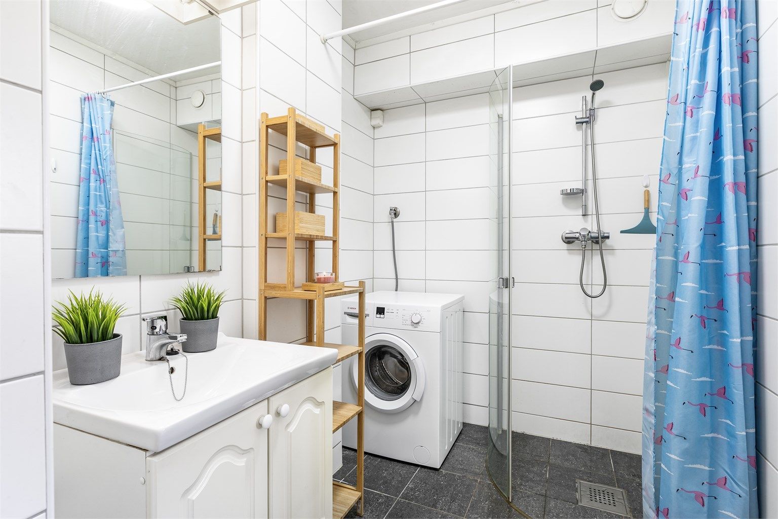 Badet ble pusset opp i 2012 og har gulvvarme.  Vaskemaskin medfølger.