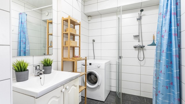 Badet ble pusset opp i 2012 og har gulvvarme. Vaskemaskin medfølger.