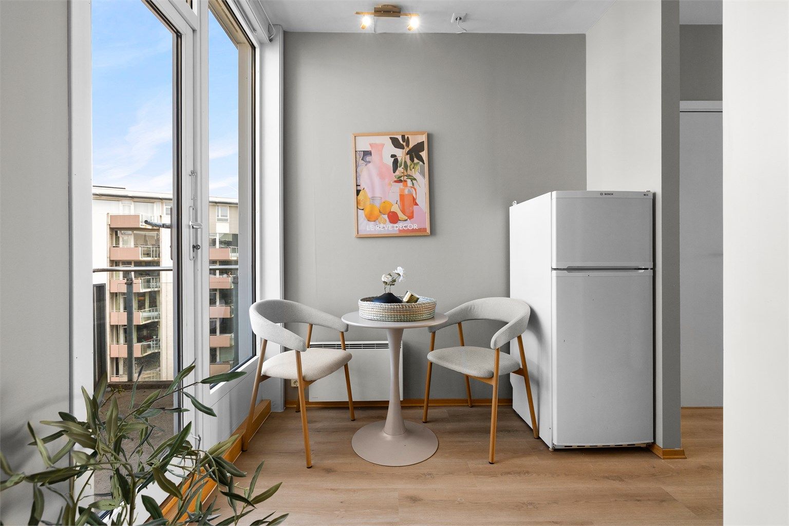 Det er plass til en hyggelig spiseplass ved vinduet på kjøkkenet. Frittstående hvitevarer medfølger handelen.