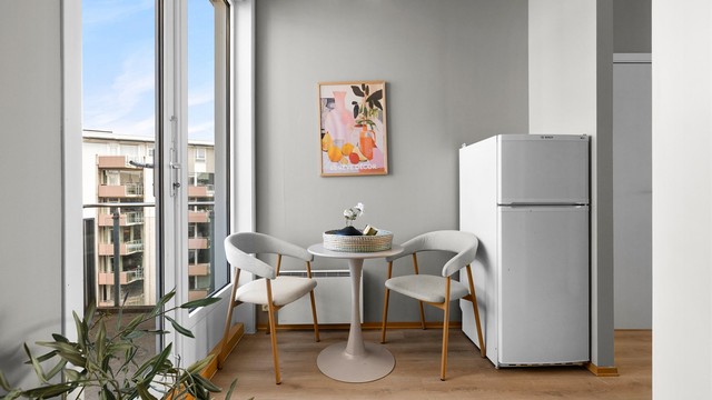 Det er plass til en hyggelig spiseplass ved vinduet på kjøkkenet. Frittstående hvitevarer medfølger handelen.