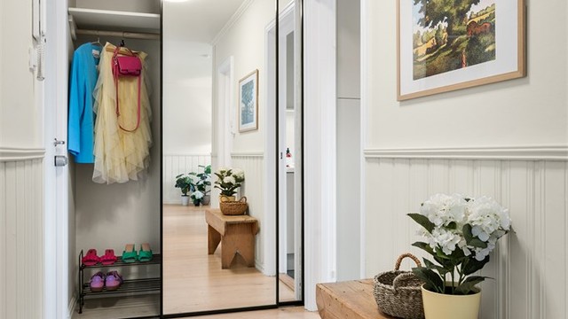 Entre med porttelefon. Plass til oppbevaring i skyvedørsgarderobe.