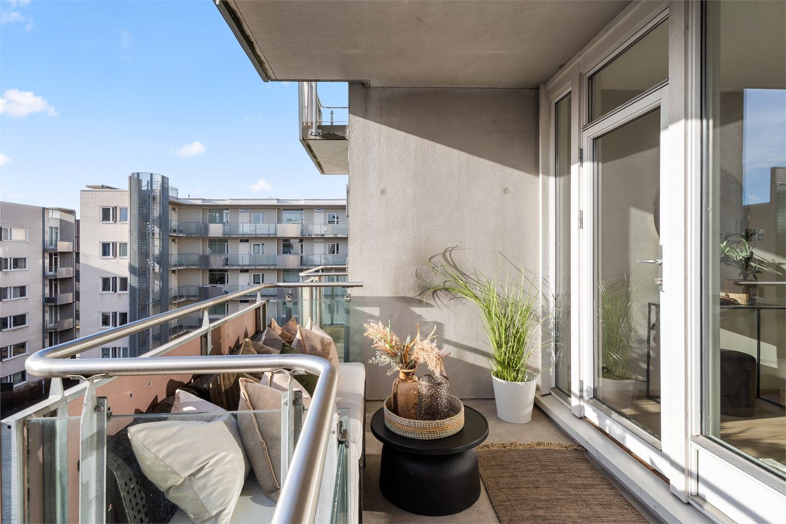 Leiligheten har to solrike balkonger og felles takterrasse.