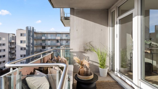 Leiligheten har to solrike balkonger og felles takterrasse.