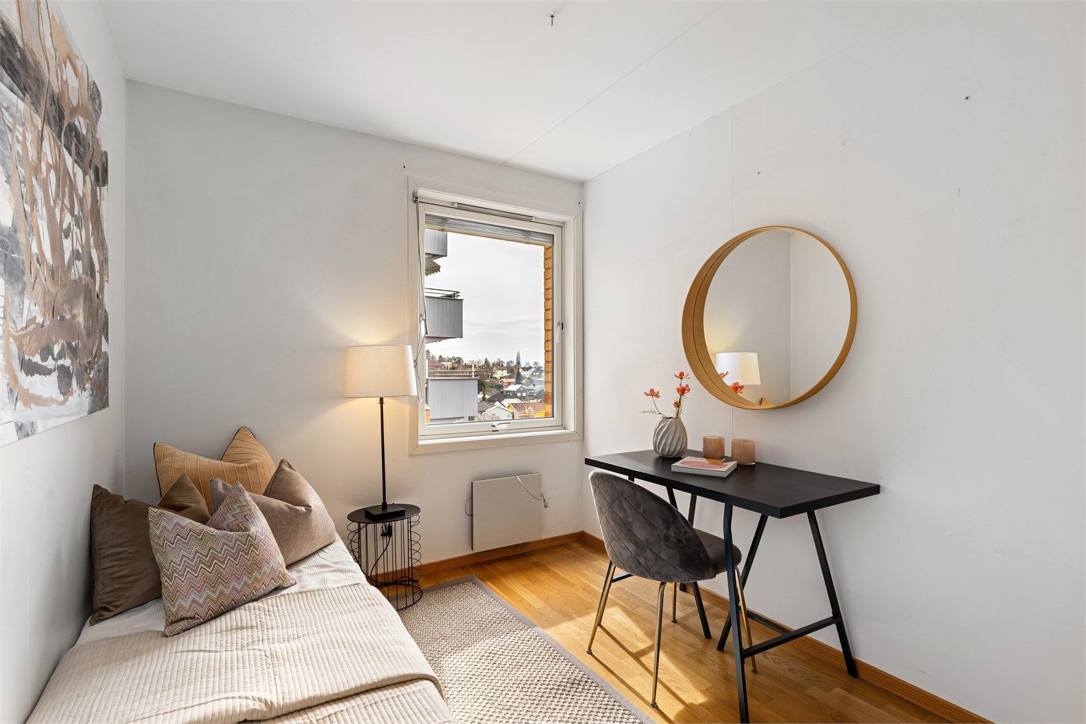 Soverommet har også plass til en større seng samt garderobeløsning