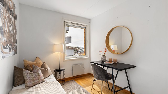 Soverommet har også plass til en større seng samt garderobeløsning