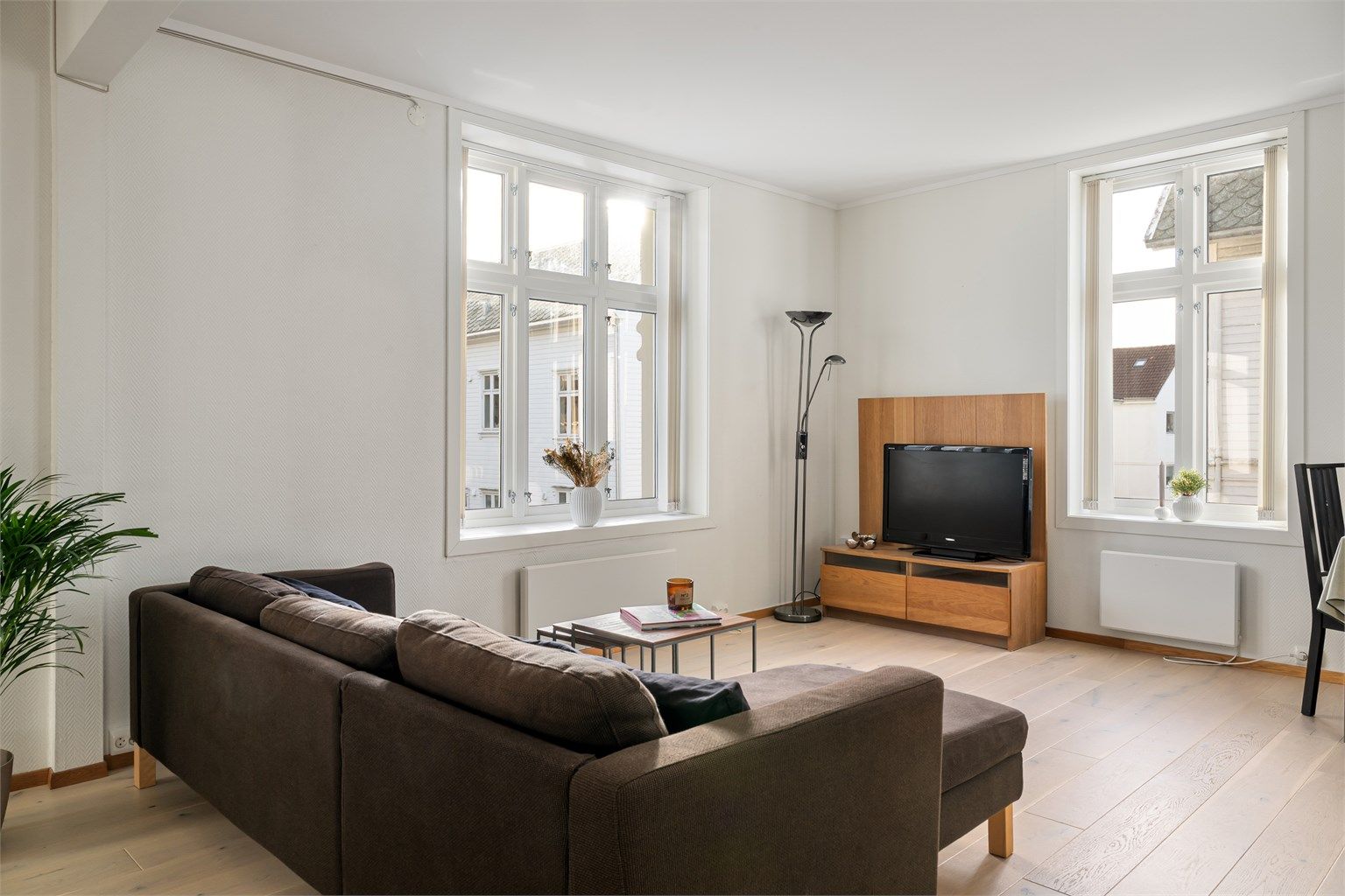 Stuen er romslig og malt i lyse farger hvor man har plass til sitte- samt spisegruppe. 