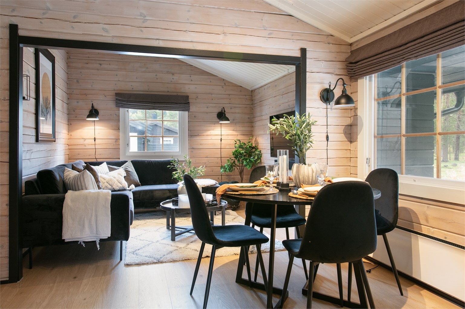 Stue med god plass til både sofagruppe og spisestue