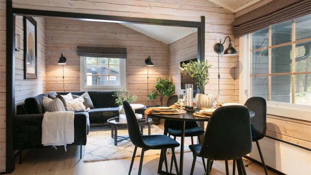Stue med god plass til både sofagruppe og spisestue