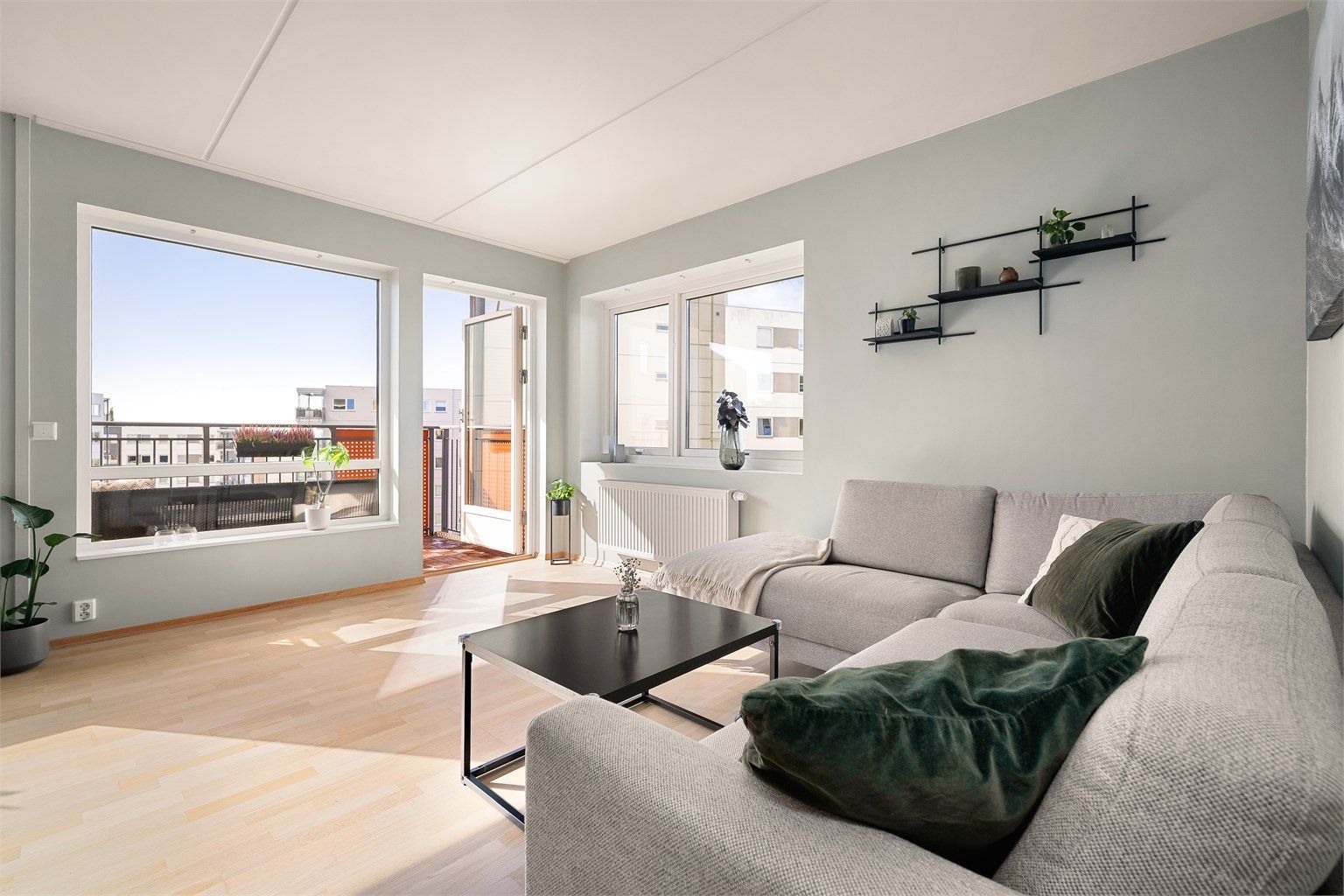 Det er rikelig med lysinnslipp fra store vindusflater, som skaper en åpen og luftig romfølelse. 