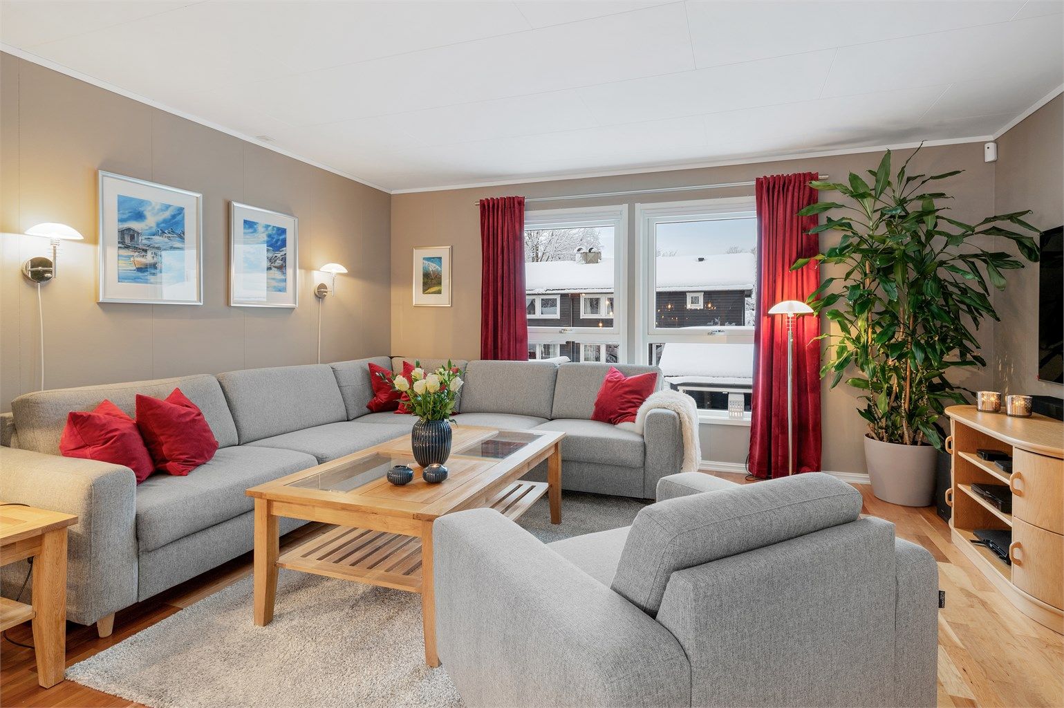 Stue- og kjøkkenarealet måler til sammen romslige 49 kvm. 