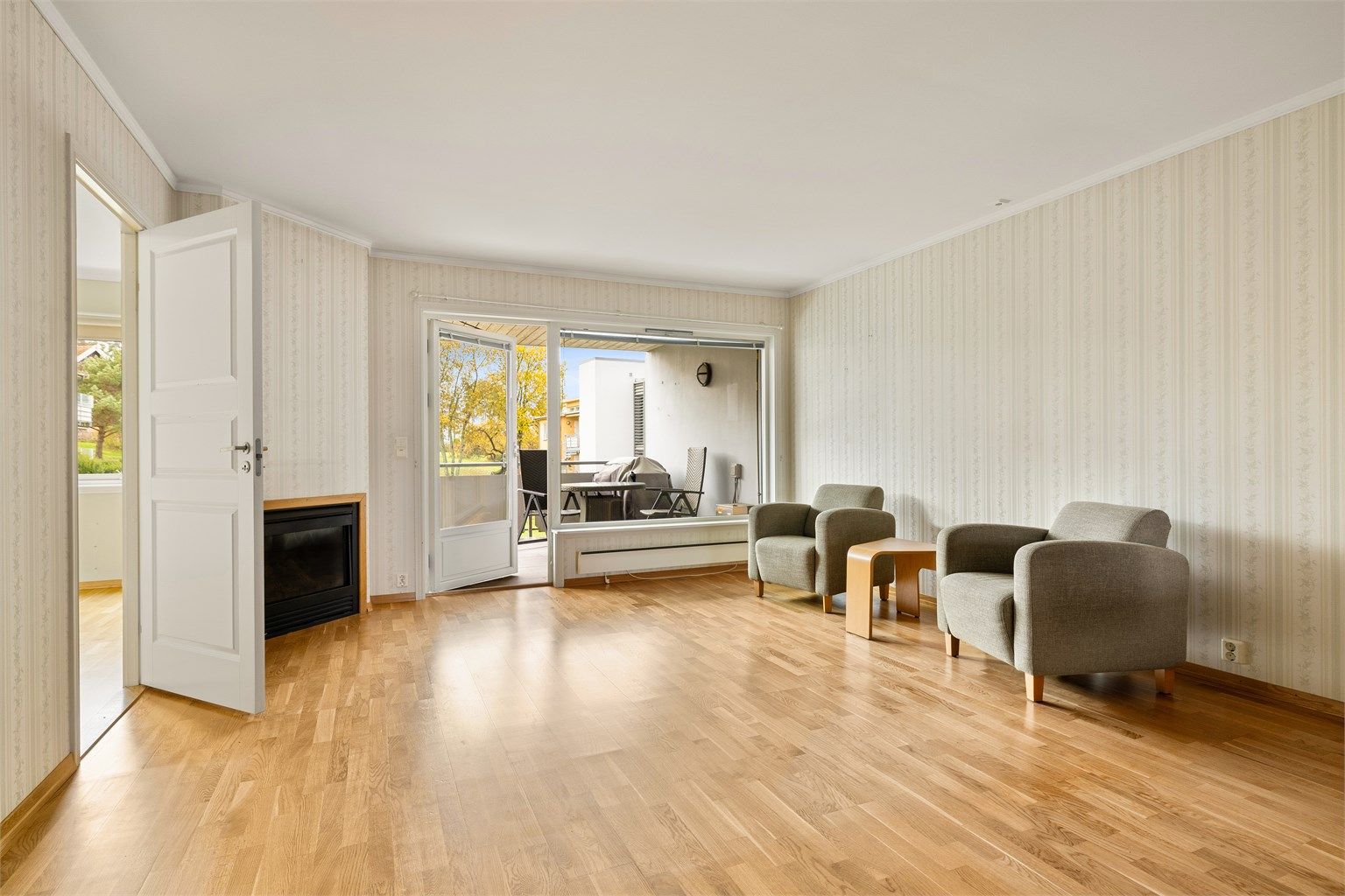 Stuen har en luftig, og åpen planløsning med grønt utsyn.