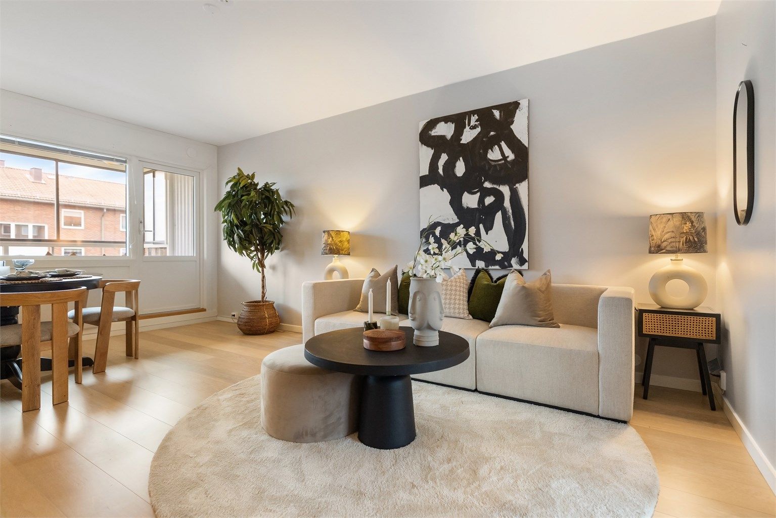 Stue - lys og romslig stue med store vindusflater som slipper inn rikelig med dagslys