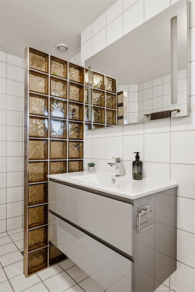 Flislagt bad med varmekabler i gulvet for økt komfort.