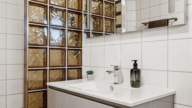 Flislagt bad med varmekabler i gulvet for økt komfort.