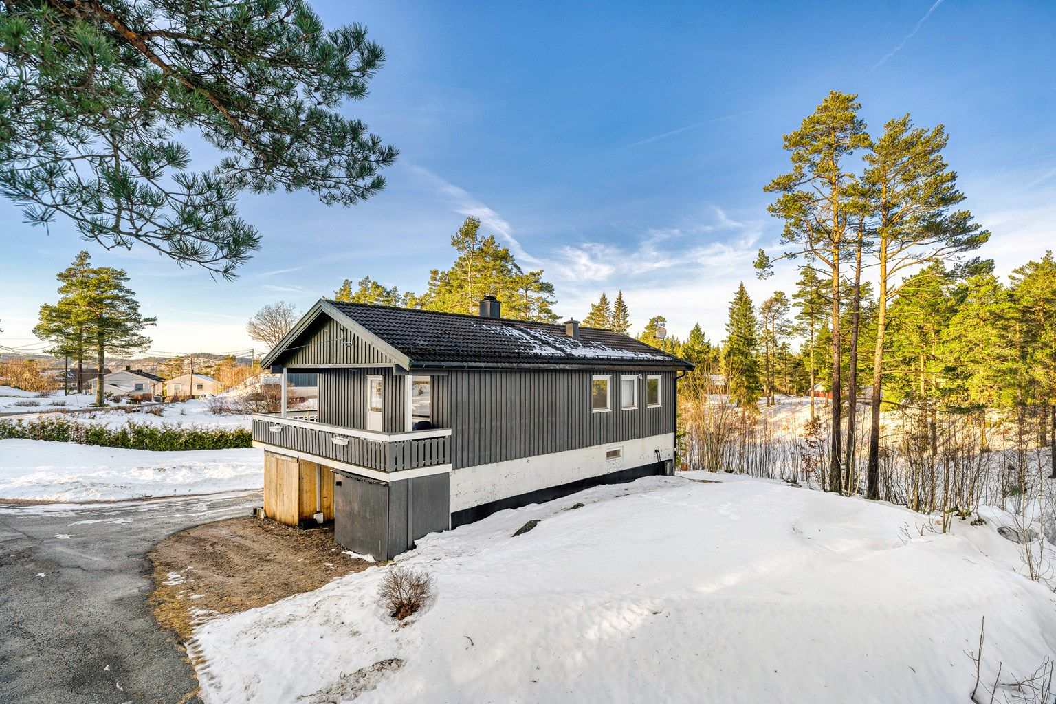 Velkommen til denne hyggelige familieboligen beliggende på solrike og naturskjønne Loland. Boligen er presentert av Camilla Wehus i Krogsveen.