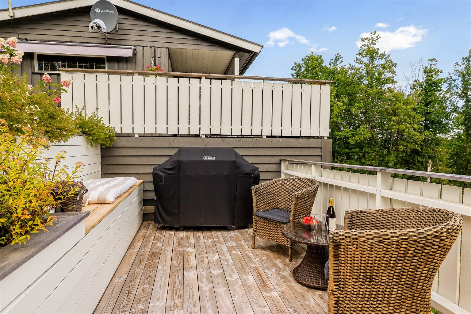 Her er det også rikelig med plass til møbler. Kanskje den perfekte grill- eller kaffeplassen? Her får du din egen lille oase i naturskjønne omgivelser.
