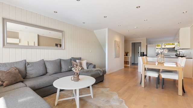 Gode møbleringsmuligheter for sittegruppe og downlights i himlingen.